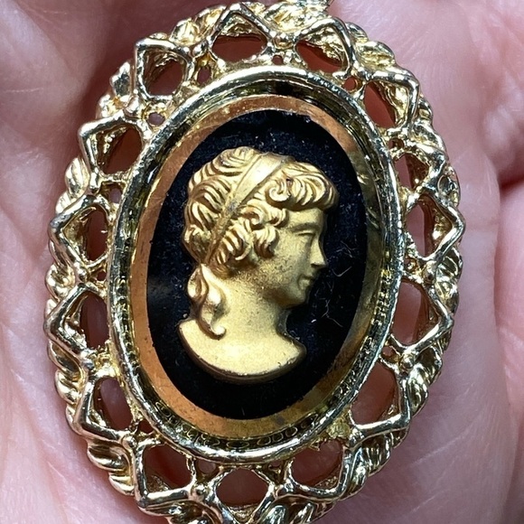 Faux Cameo Black Glass Gold Tone Frame Lady Profile Vintage Pendant - Picture 8 of 9